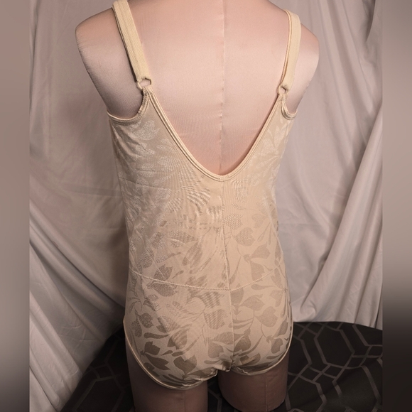 Elegant Cream Bodysuit - Picture 2 of 3